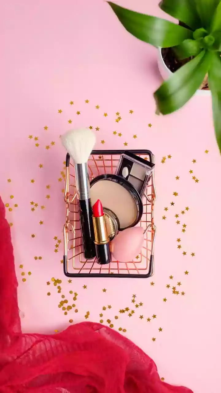 Why Minimal Festive Beauty Choices Allow Quick Transitions From Work Shifts To Parties