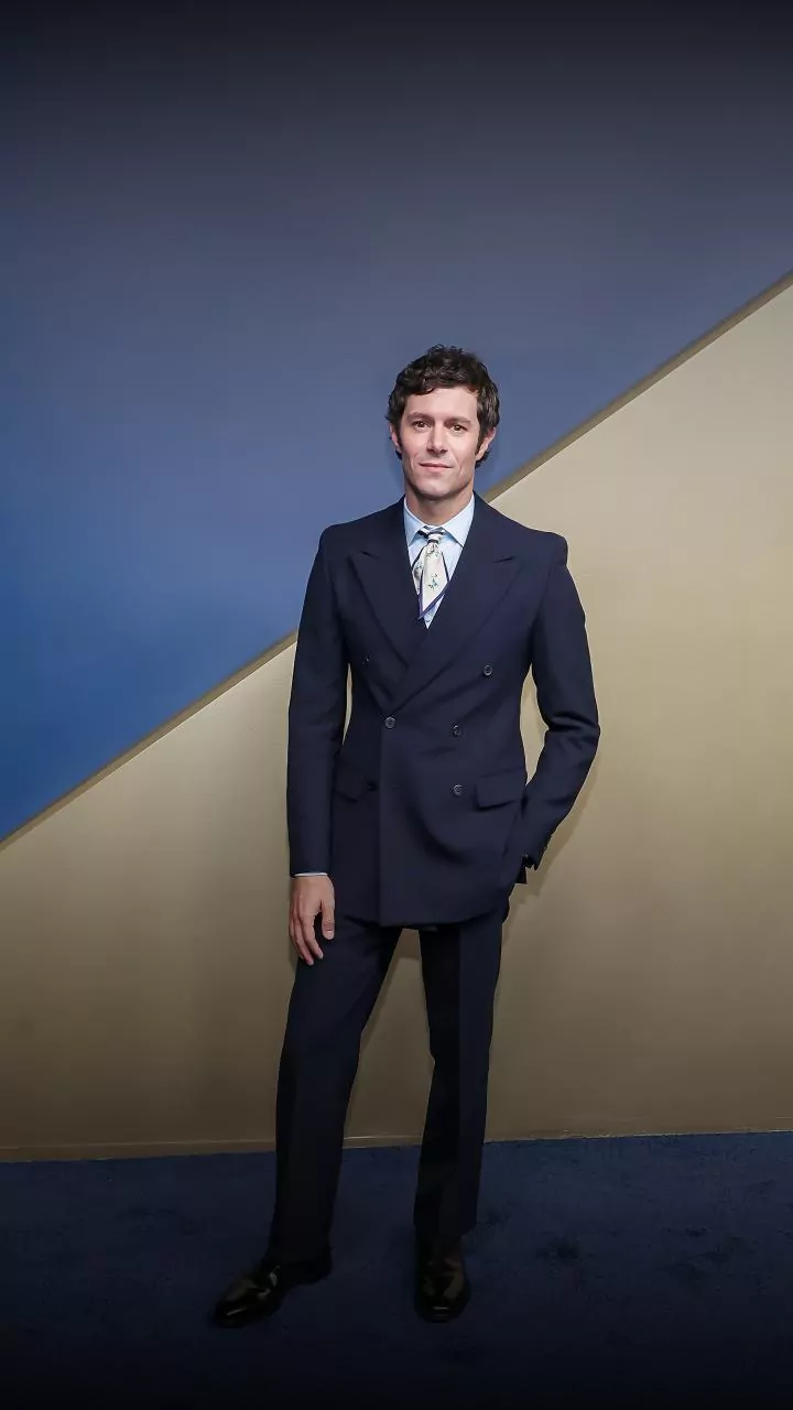 Para Adam Brody, humildade e flexibilidade são pontos-chave no amor