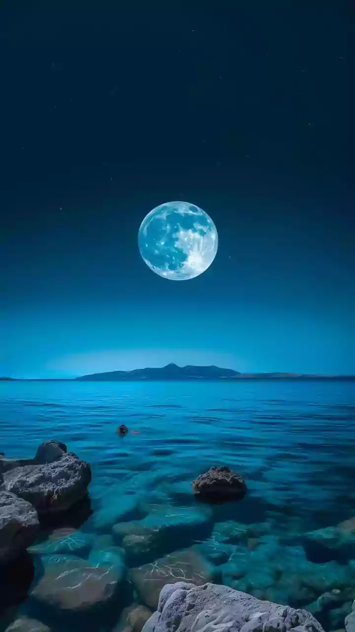 How Visual Reference Points Distort Apparent Moon Size Differences On Clear Horizons