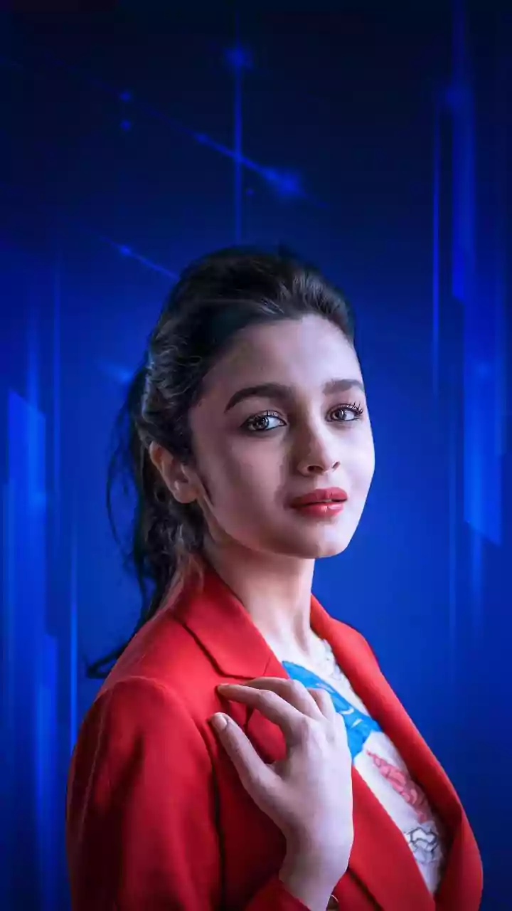 Alia Bhatt’s Sweet Gesture For Paparazzi Wins Hearts Online, Video Goes Viral | Watch