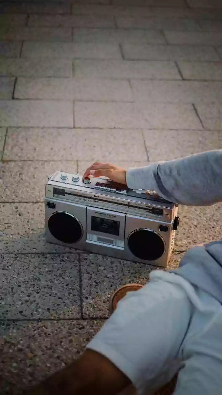 Música alta faz as pessoas beberem mais