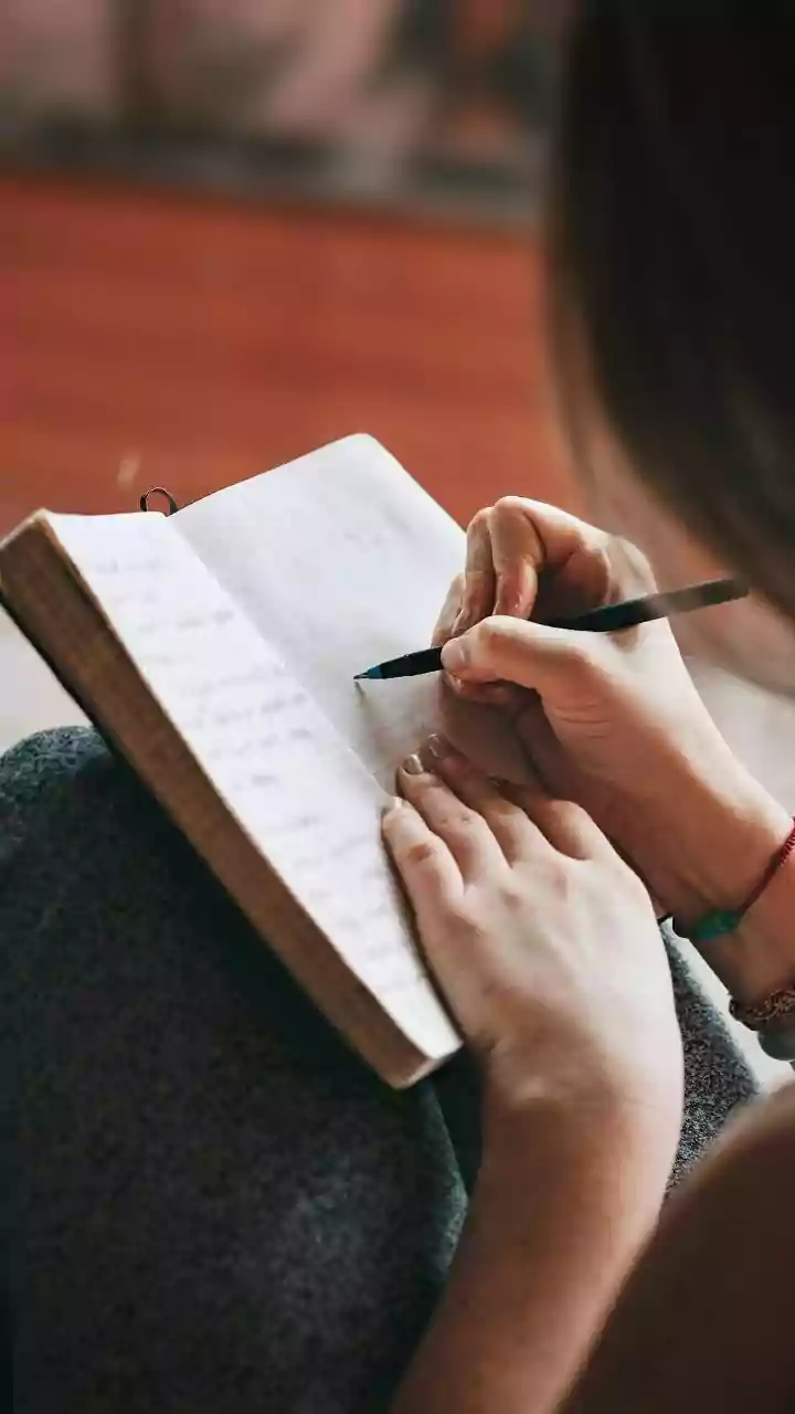 Professionals Explore Whether AI Or Handwritten Notes Deliver Better Long-Term Value