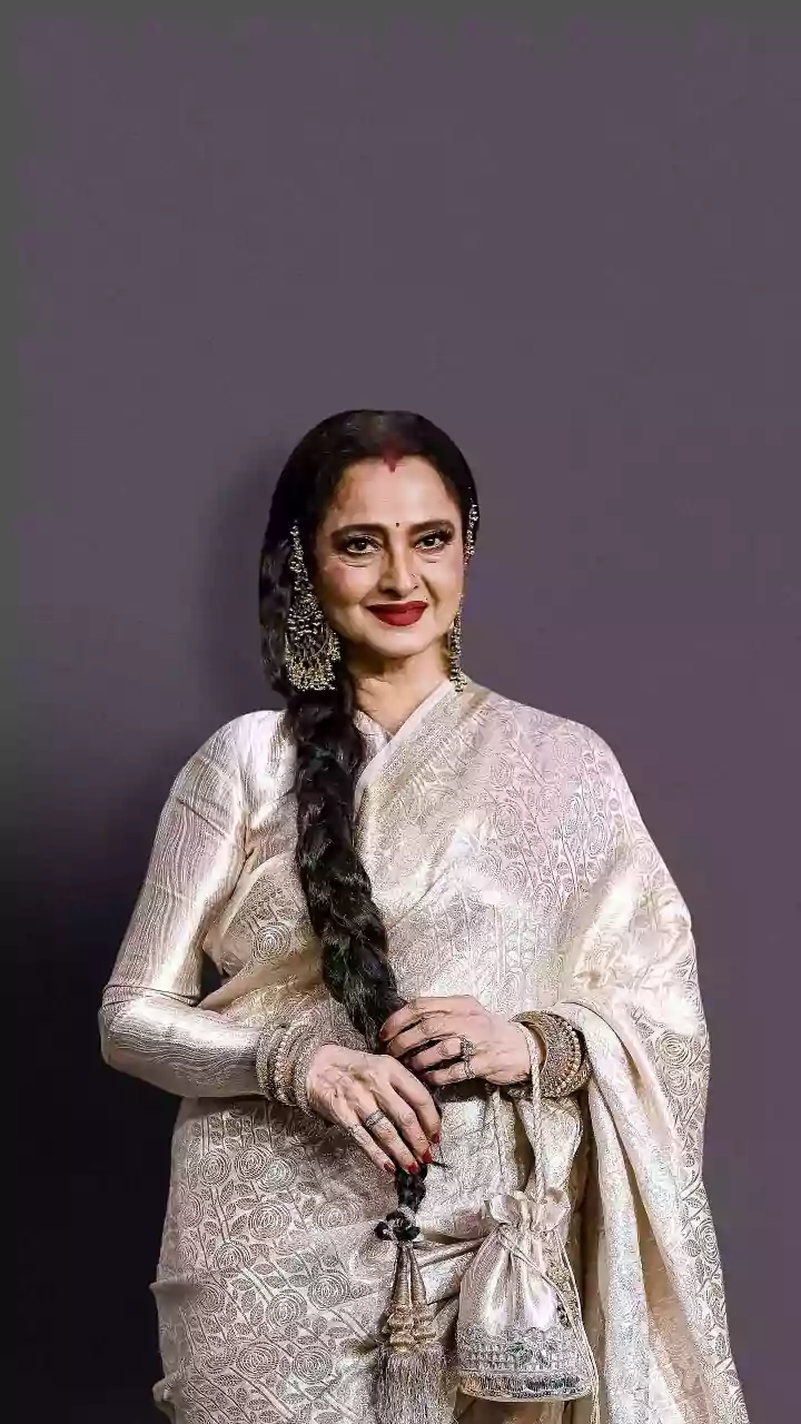 Ivory, Gold, And Pure Magic: Rekha’s Mesmerising Saree Moment At Jeddah