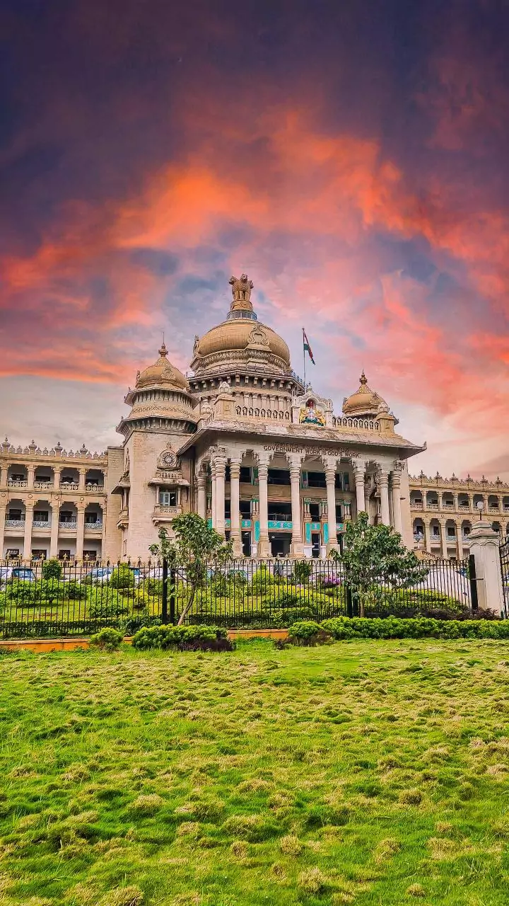 Siddaramaiah gives Bengaluru officials just 1 week to fix potholes
