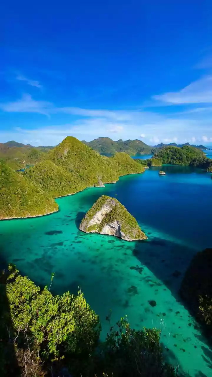 Discover the Earth's 10 Largest Islands: A Journey Through Giants of Land and Sea!