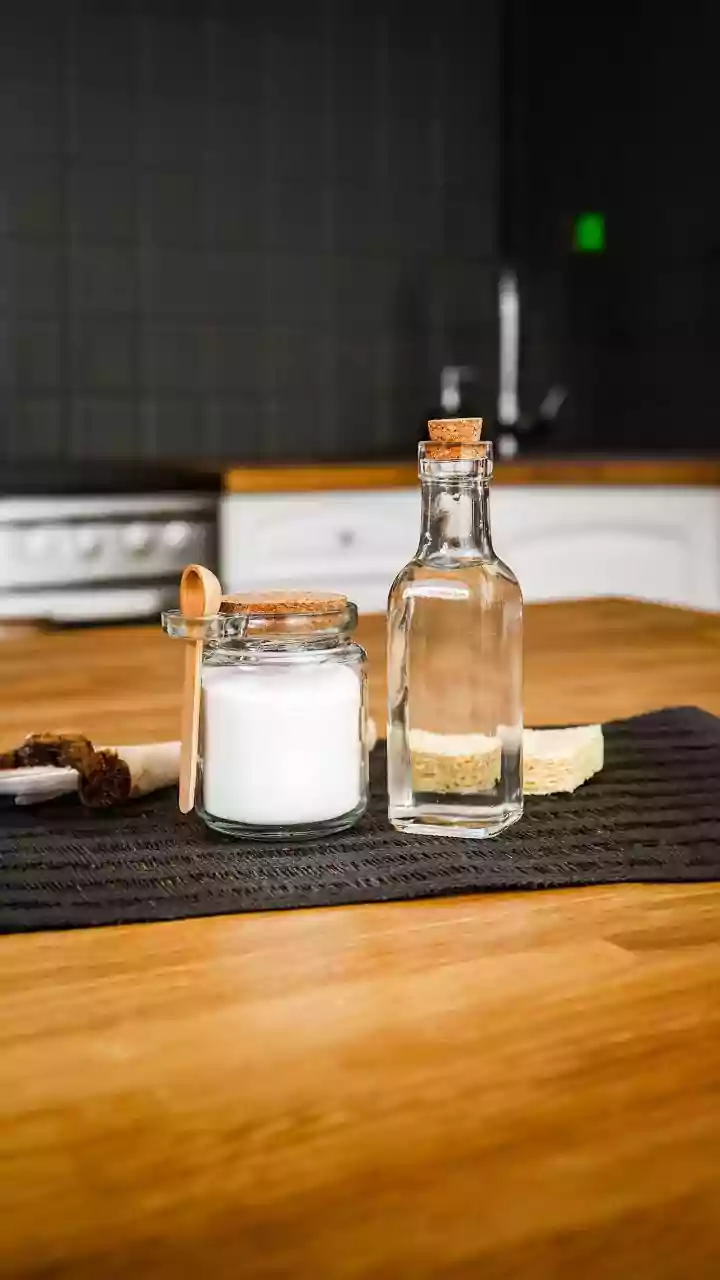 Effortless Kitchen Cleaning: Conquer Oil Stains with a Simple Salt Hack!