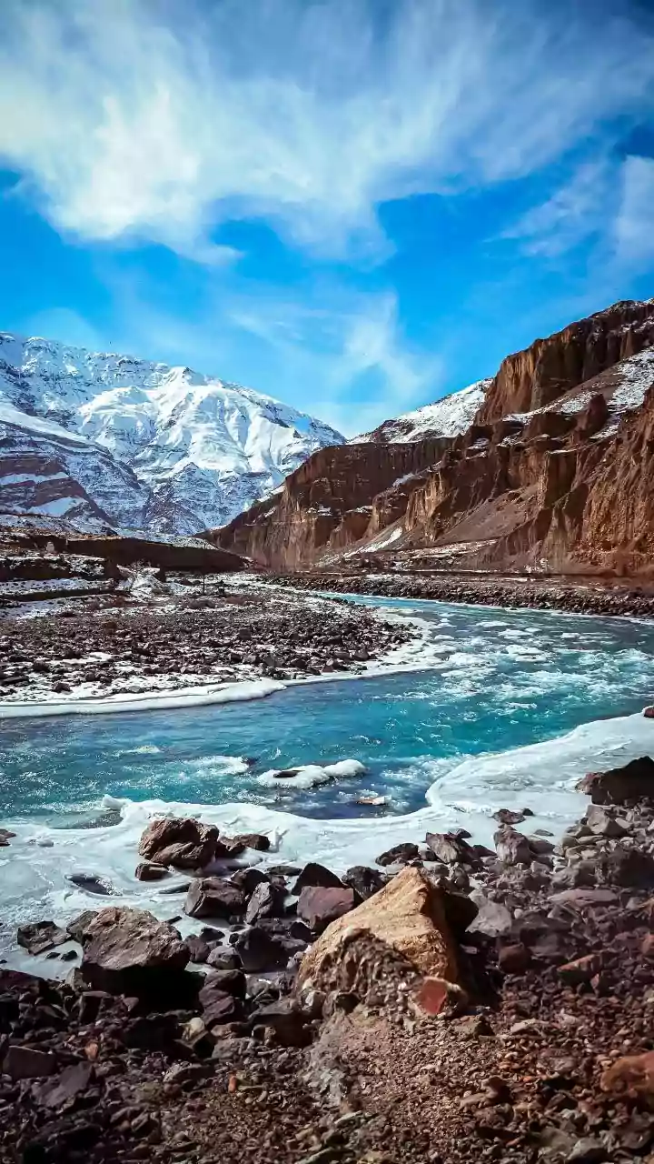 Cold conditions intensify in Kashmir; fringes of several water bodies freeze