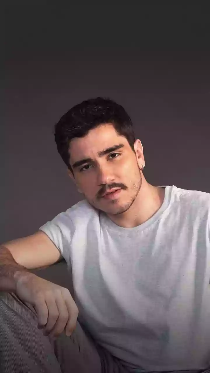 Aos 27 anos, ator João Fernandes revela os desafios da paternidade solo após morte da esposa:'Me cobro'
