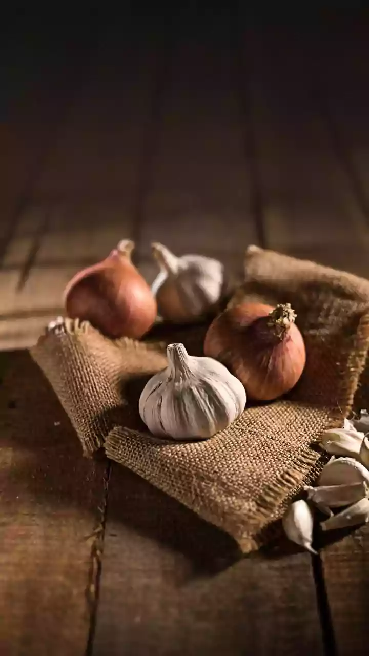 Alho cru: nutricionista cita benefícios para os rins e o coração