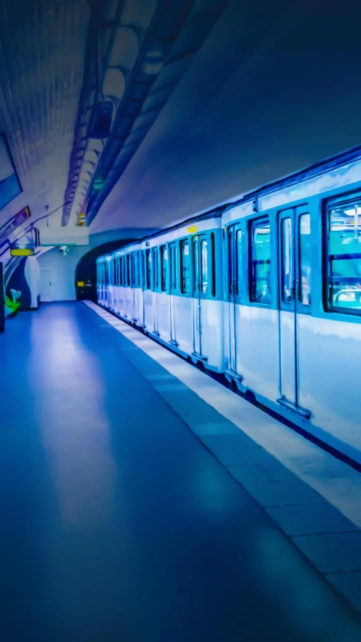 How Bio-Based Air Filtration Walls Clean Air inside Busy City Metro Stations