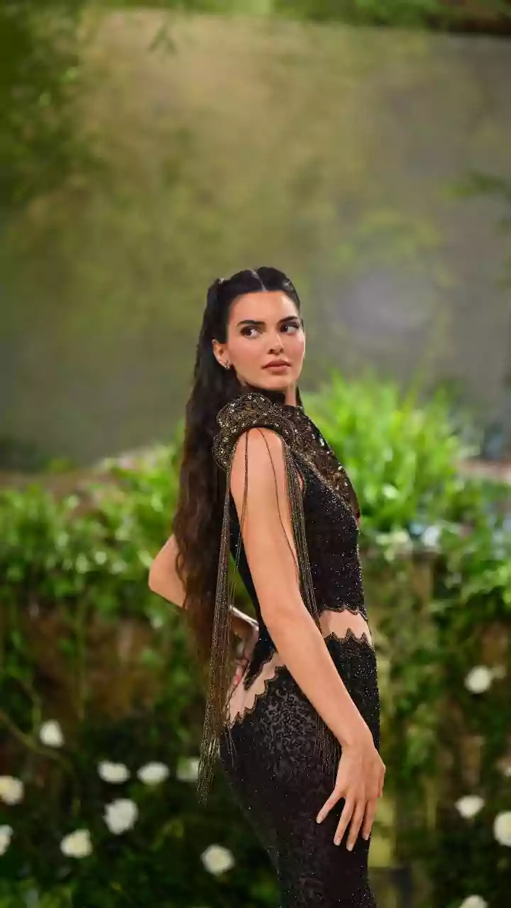 Kendall Jenner Steps Out In A Pashmina And Makes A Case For Timeless Winter Dressing