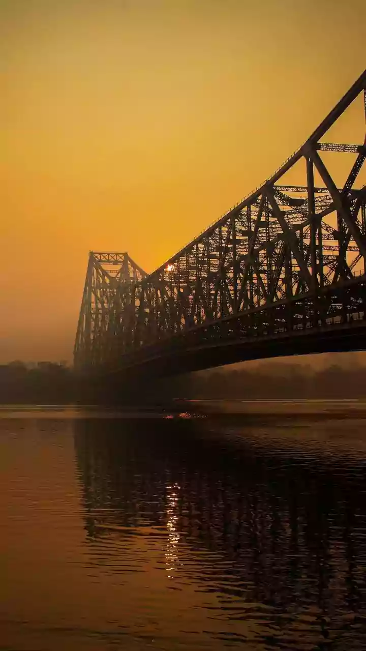 Pandal-Hopping In Kolkata: How To Balance Famous Sites And Local Pandals