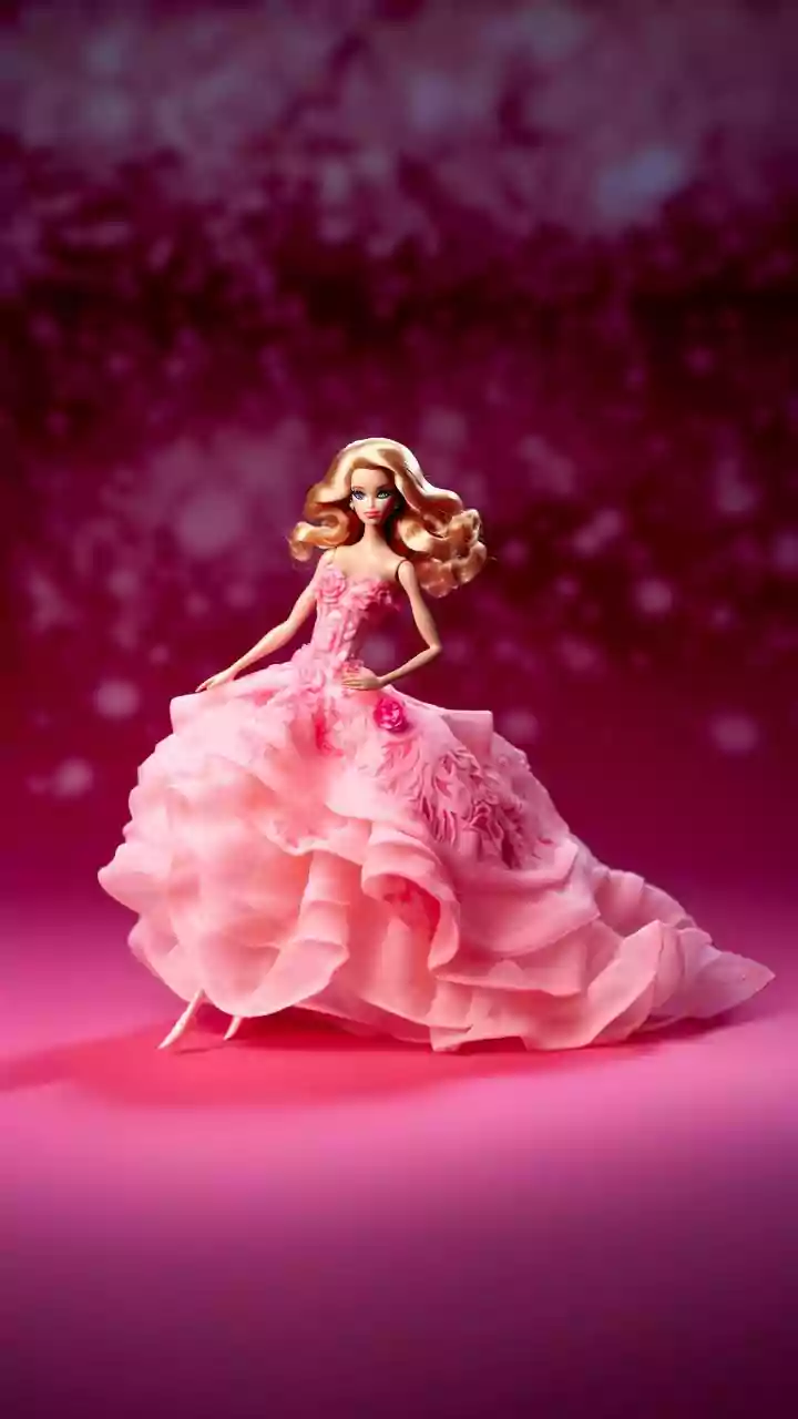 Homem agora dirige carrinho da Barbie porque a gasolina está cara demais para seu carro normal