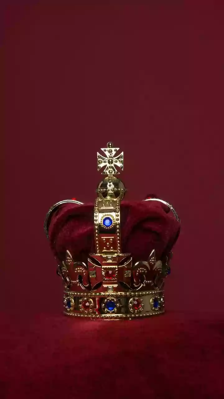 Realeza britânica revive lendas do Rei Arthur com chapéus de penas