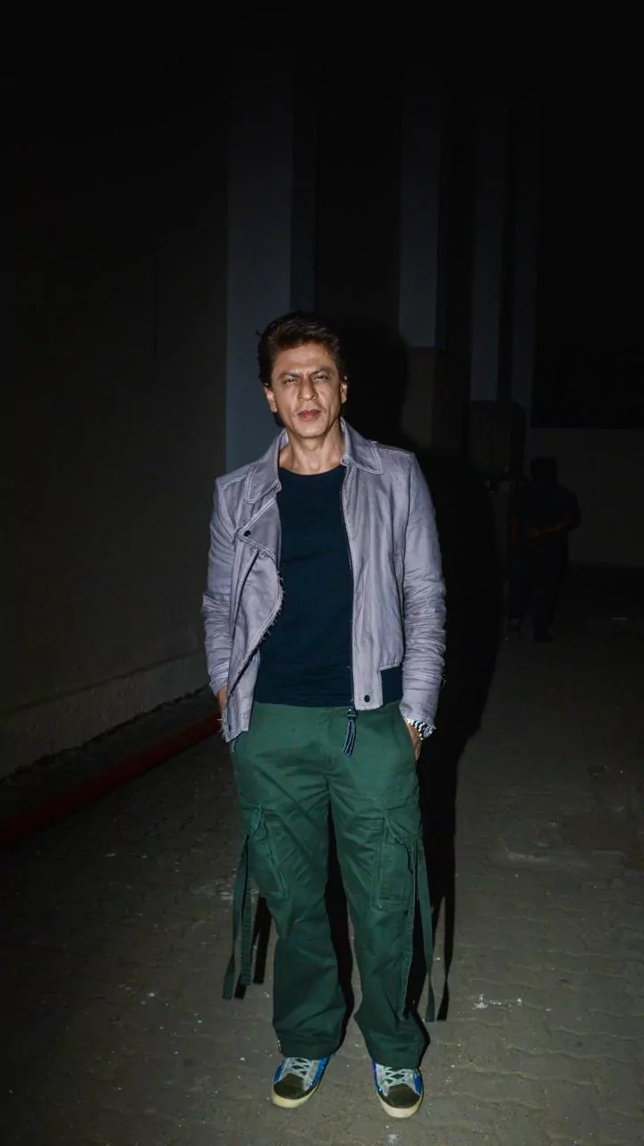 SRK's Birthday Buzz: Mannat, Fans, and Being 'Sexy at 60'!