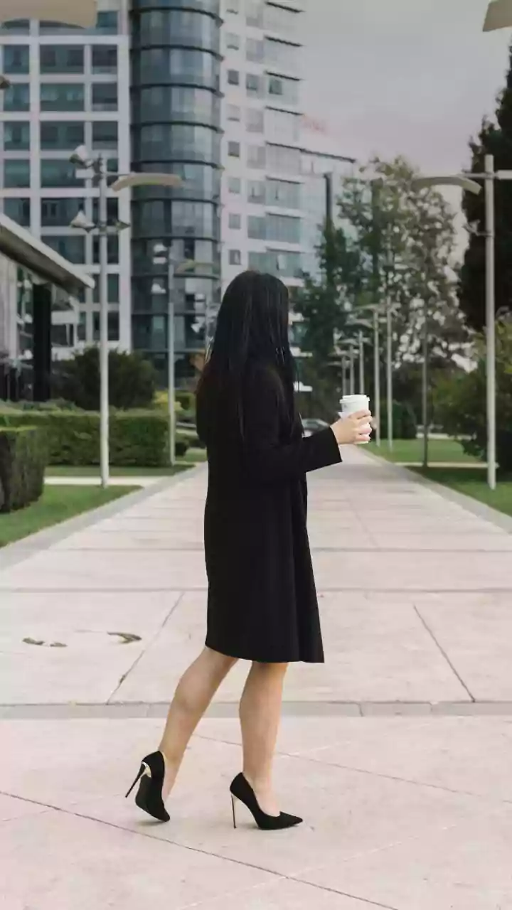 Blazer Dress: A-Lister's Chic Statement!