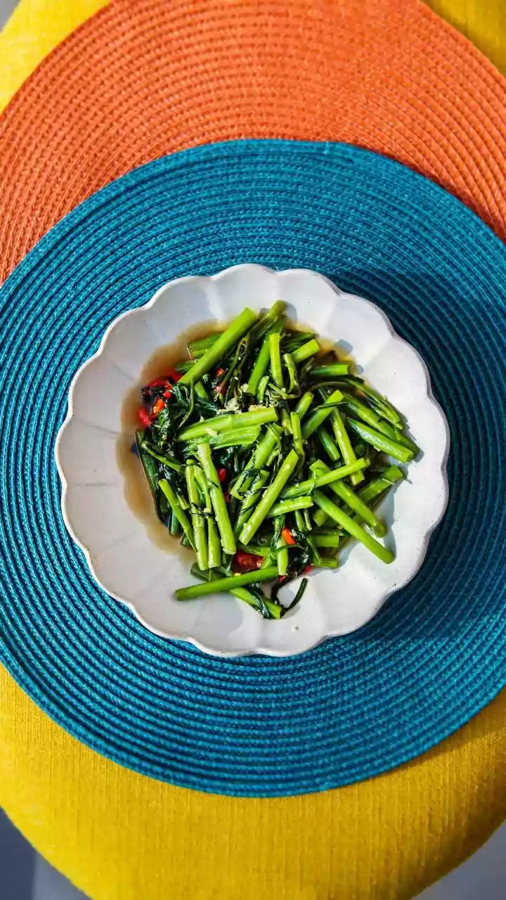 Why Stir-Frying Green Vegetables Reduces Polyphenol Levels Compared To Quick Steam Preparation