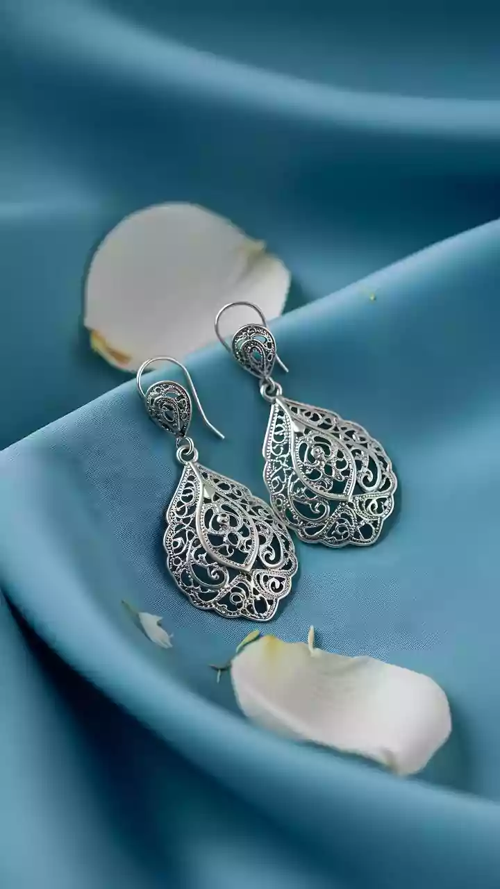 Platinum vs. Silver: Unveiling the Distinctive Differences in Jewelry Metals