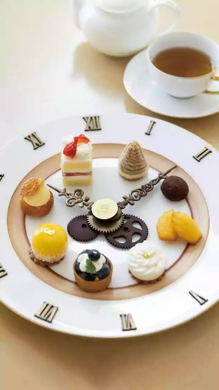 A Simple Hosting Guide for an Elegant Dessert Tasting Night