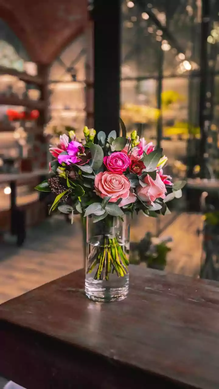 Minimal florals, calm tones – February decor style