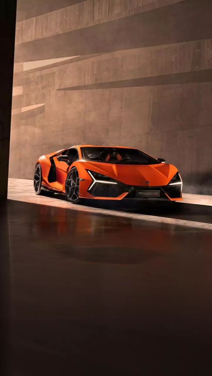 Lamborghini Revuelto ganha versão exclusiva com botão de partida no teto