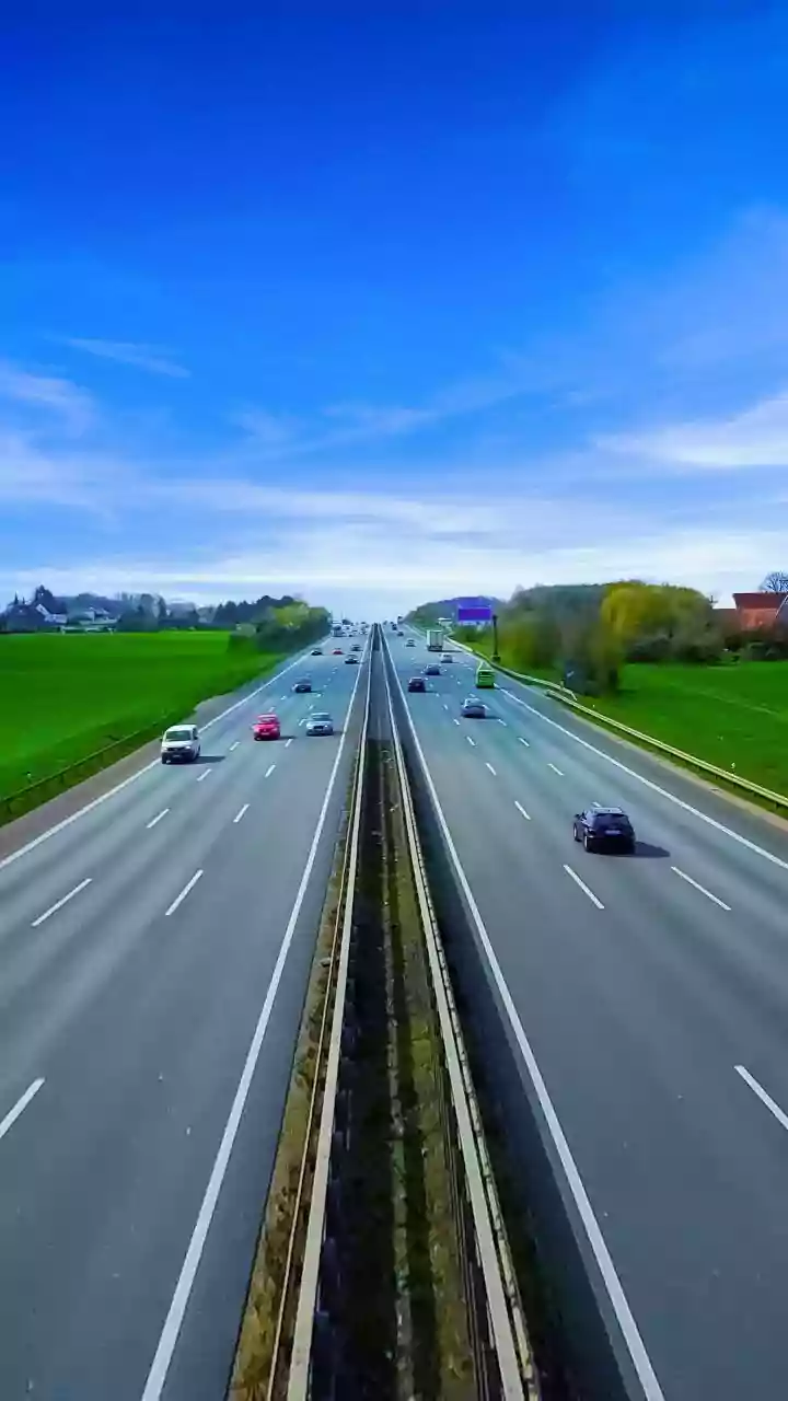 Lucknow-Kanpur Expressway: 35-Minute Journeys & 5 Districts Connected at 120 KMPH!