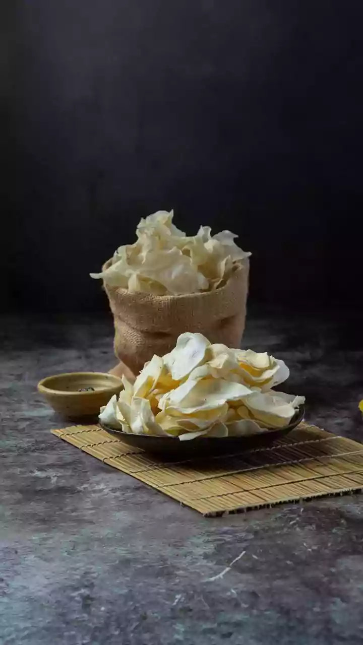 Why Air-Fried Nadru Chips Offer The Perfect Low-Oil Crunch For Snacking