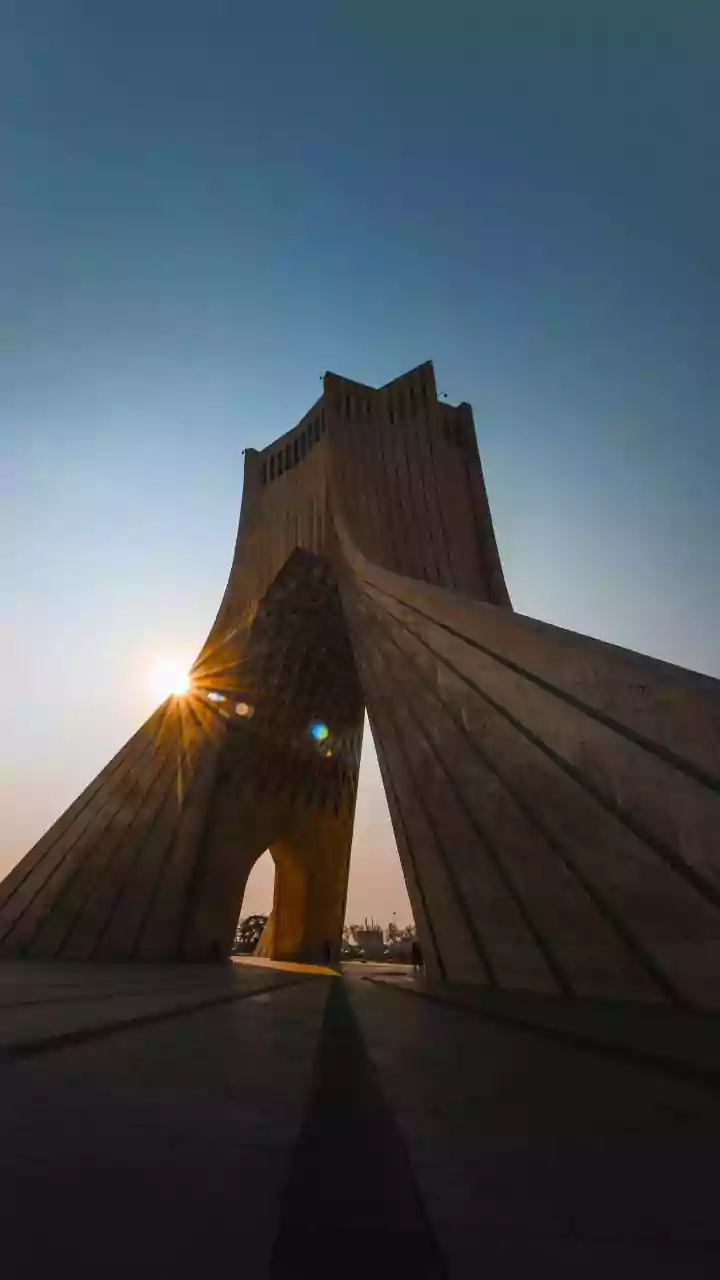 Roman emperor kneeling before Persian king: what should we read behind the new statue unveiled in Tehran?