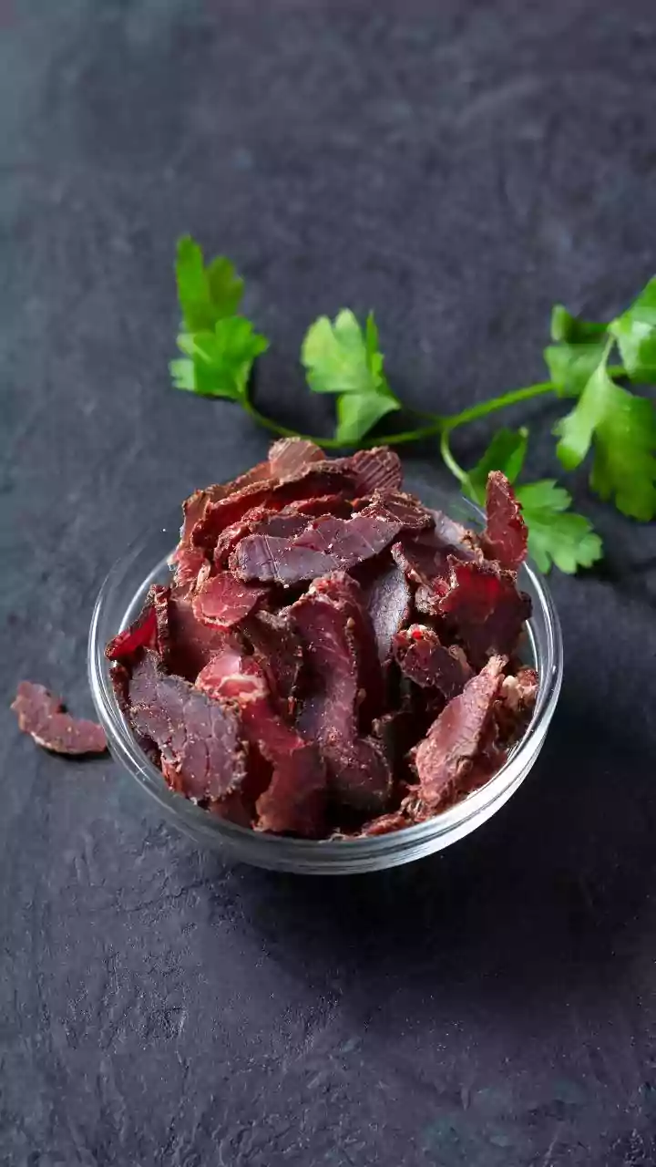 O que fazer para amolecer a carne seca e deixá-la macia durante o cozimento?