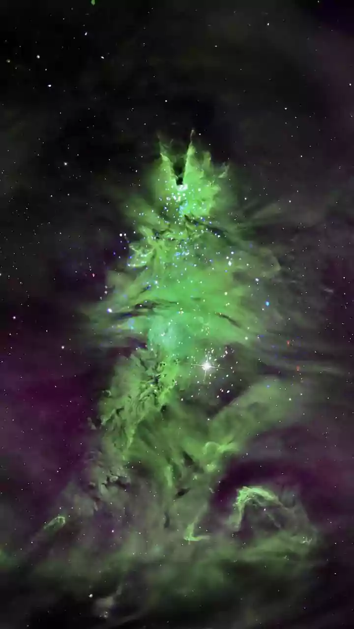 Why Webb's Infrared Vision Makes The Helix Nebula's Knots Stand Out