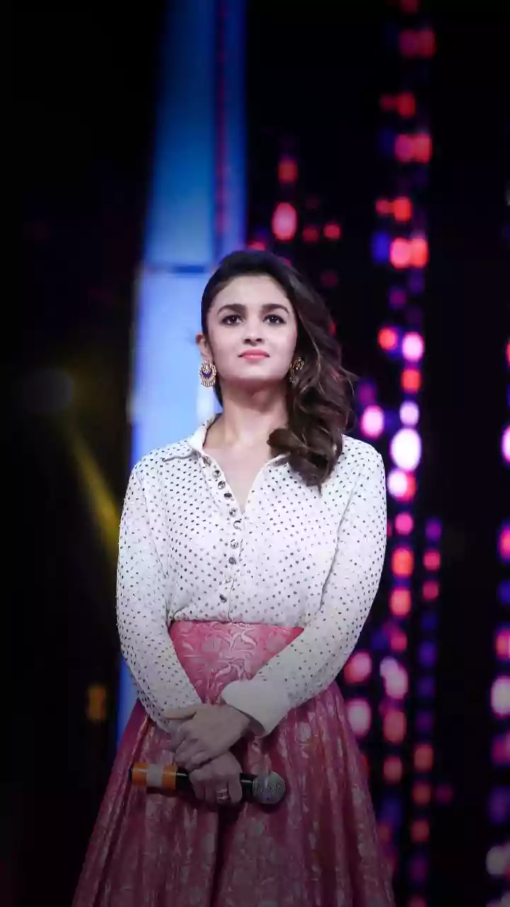 'Second Hand Embarrassment, Overacting': Alia Bhatt Trolled As Her Award Show Hosting In Mumbai Fails To Impress Netizens