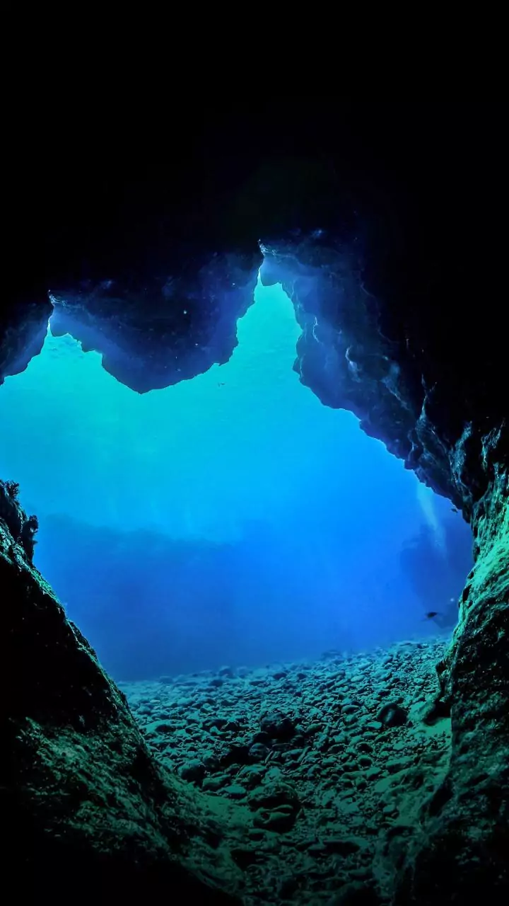 Dragon Hole: World's deepest underwater cave has no oxygen below 100m