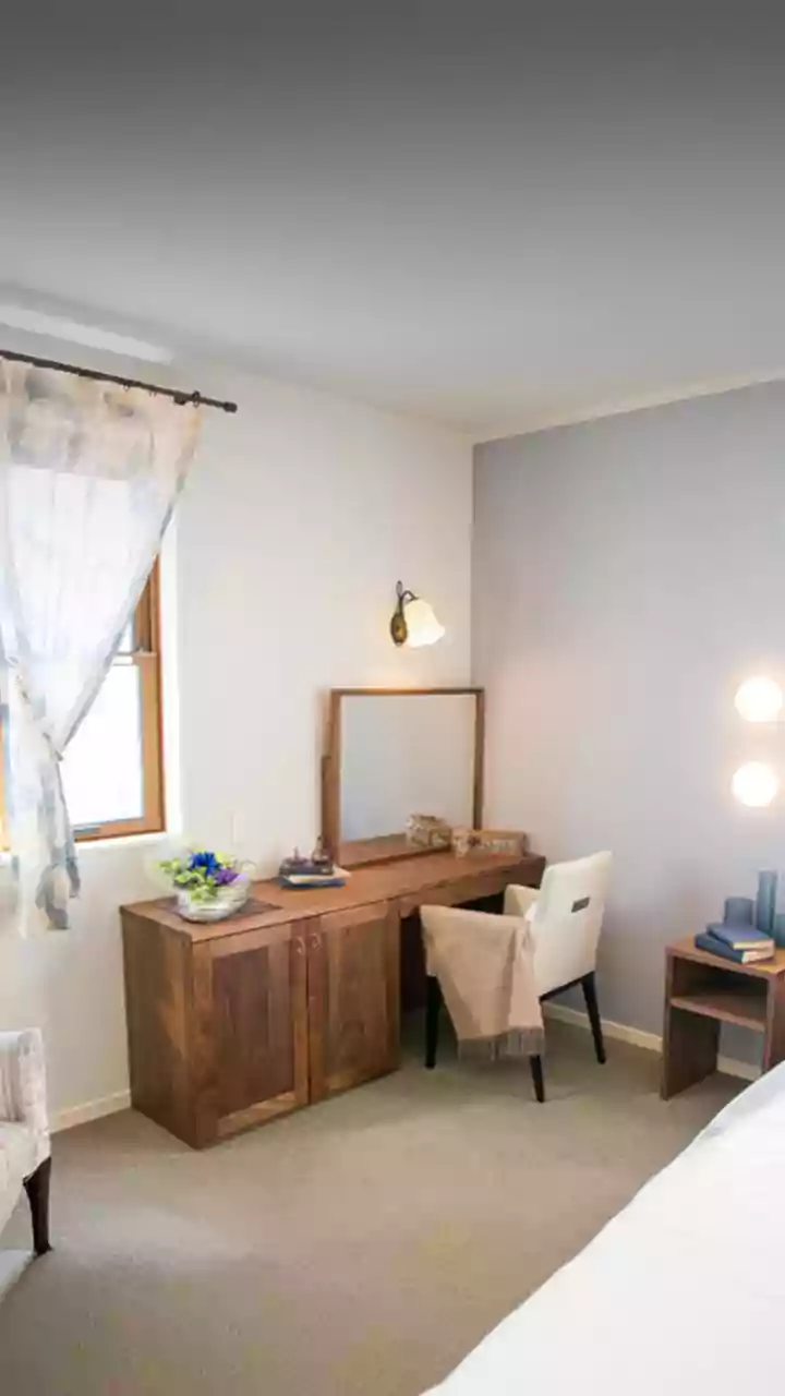 Ask Whether Nearby Construction Affects the Chosen Room Side