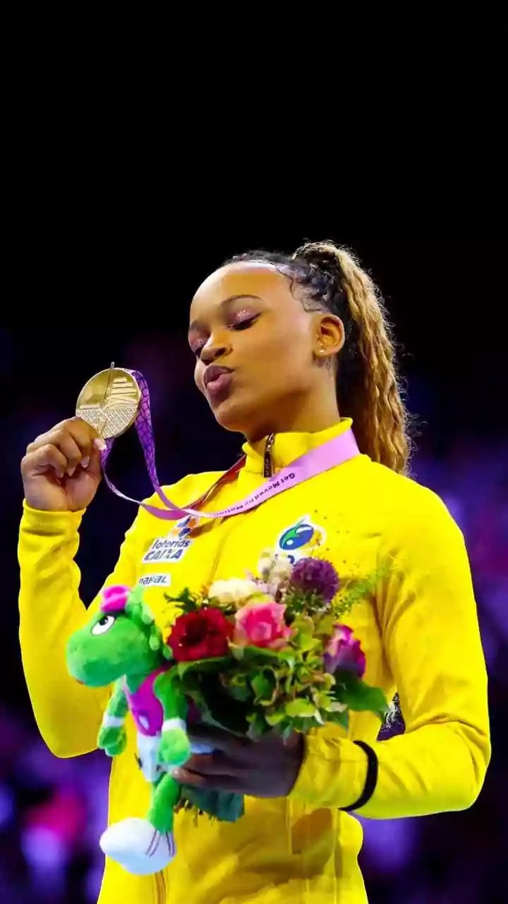 Rebeca Andrade conquista ouro histórico em retorno à ginástica após 2 anos