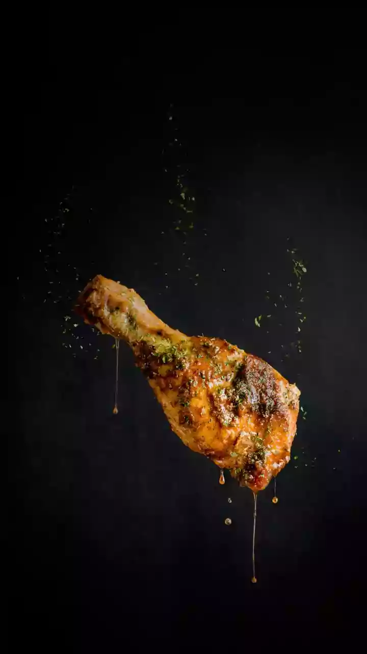 Sobrecoxa assada na cachaça com molho de laranja e mel