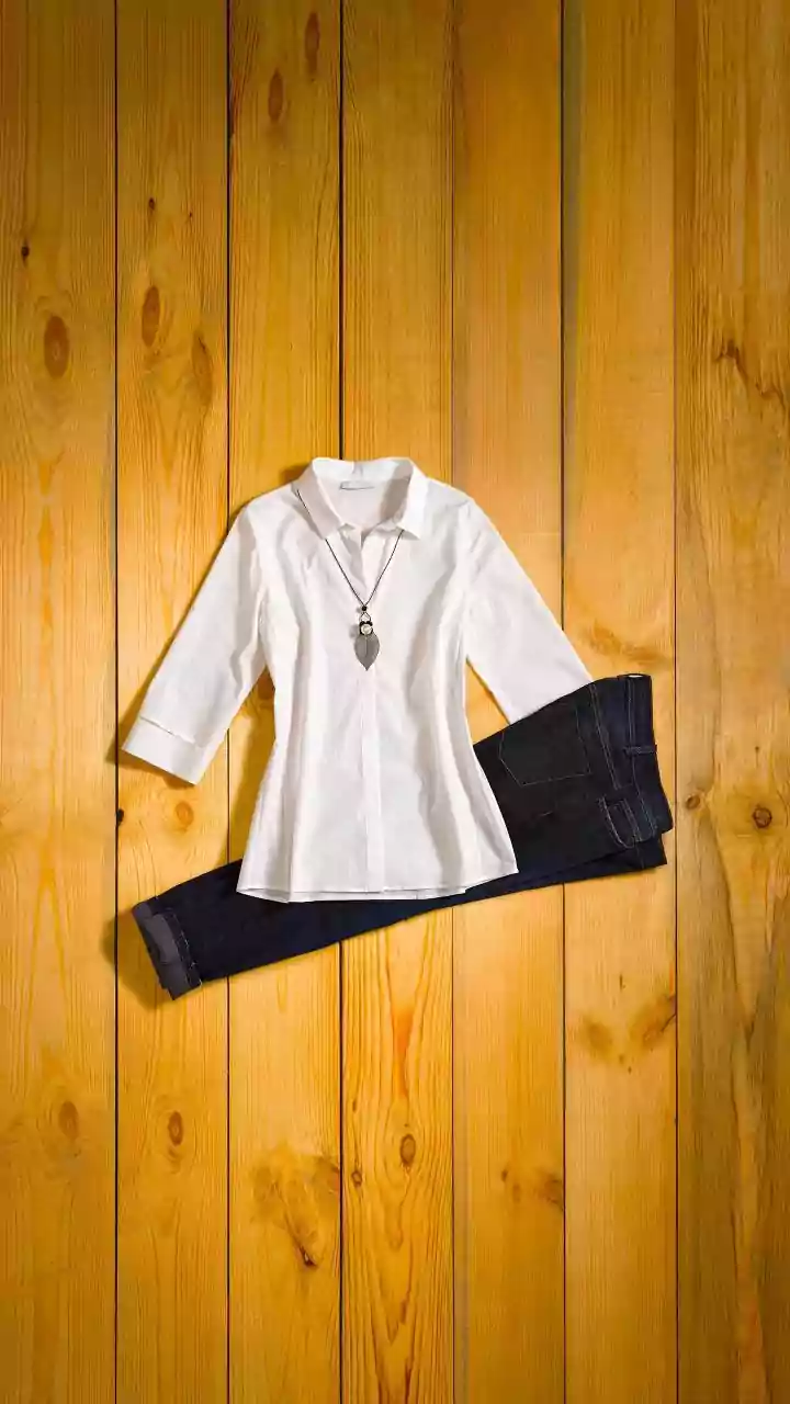 Baju Putih Cocok dengan Celana Warna Apa? Ini Mix and Match-nya