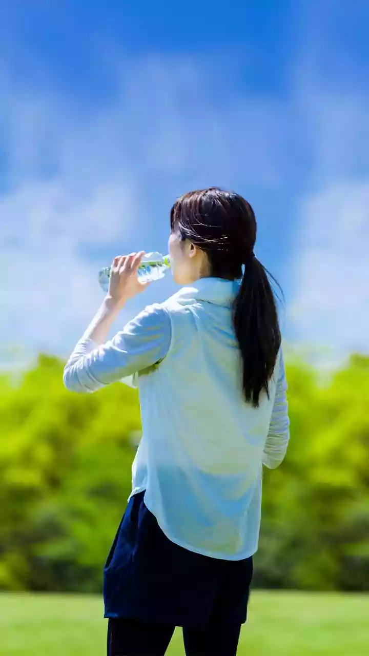 Why Drinking Large Amounts Of Water All At Once Is Less Effective Than Sipping