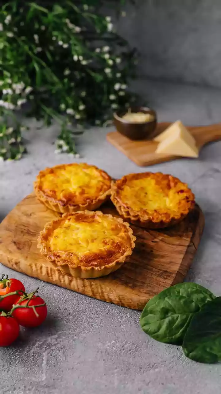 Lanchinho de ovos, tomate e queijo feito na AirFryer para o café da manhã
