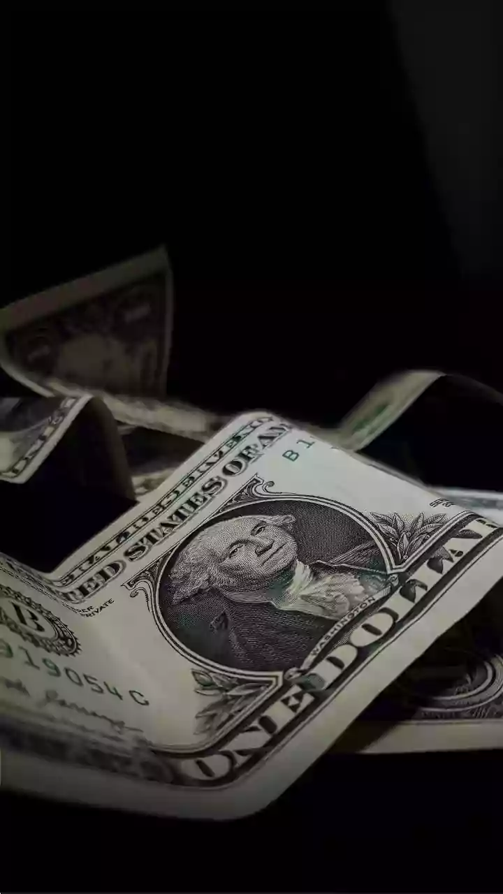 Dólar sobe mesmo com preço do petróleo desabando no mercado global