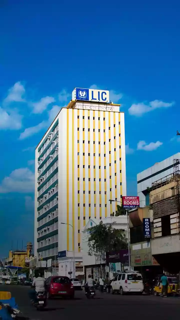 Indian government plans 2% LIC stake sale for 10000 cr