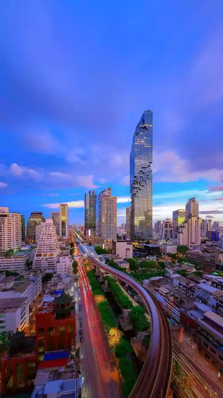 Watch: Thailand bombs Cambodia city Poipet, a casino hub, as military fighting continues