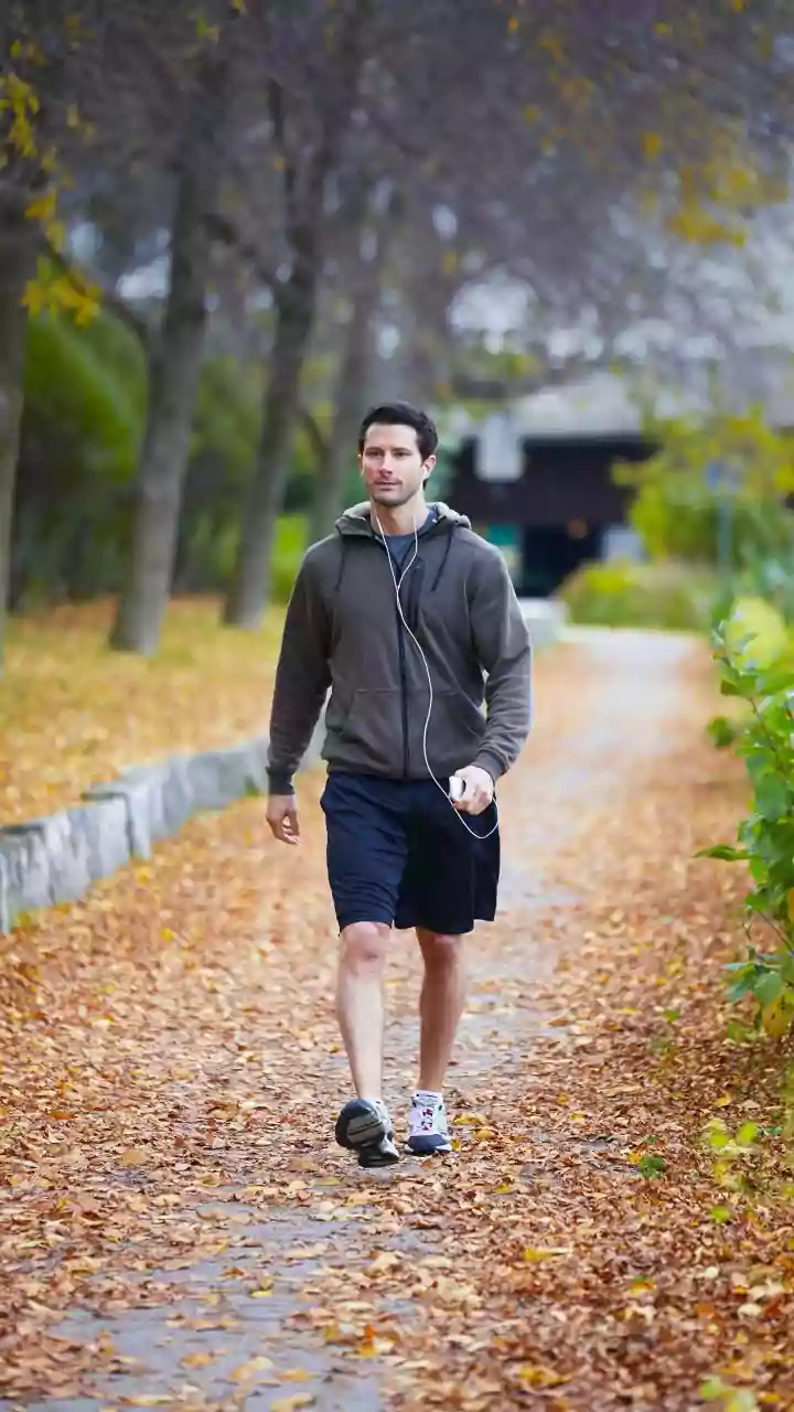 How Short Structured Walks Outside Prevent Post-Gym Adrenaline Crashes For Corporate Runners