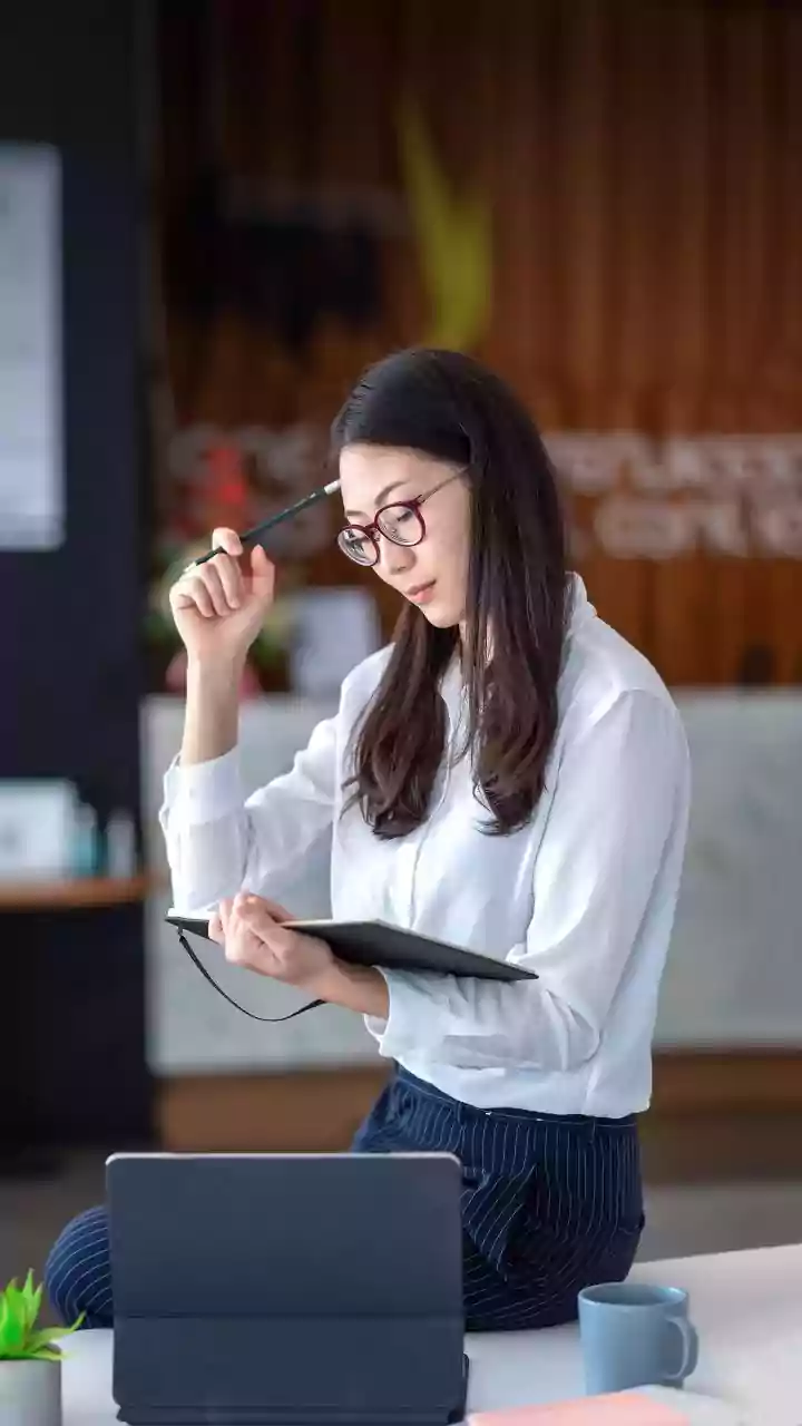 AI Job Anxiety: Young Workers Face Uncertain Future