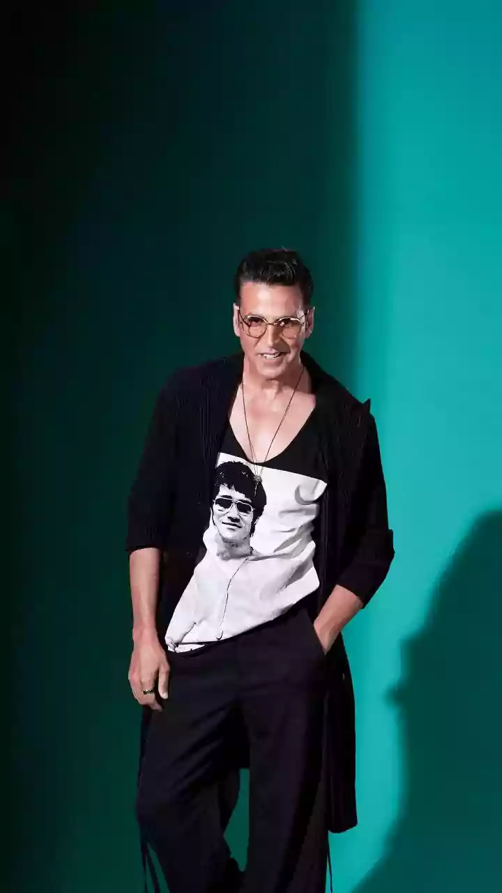 Akshay Kumar's escort car meets with accident in Mumbai