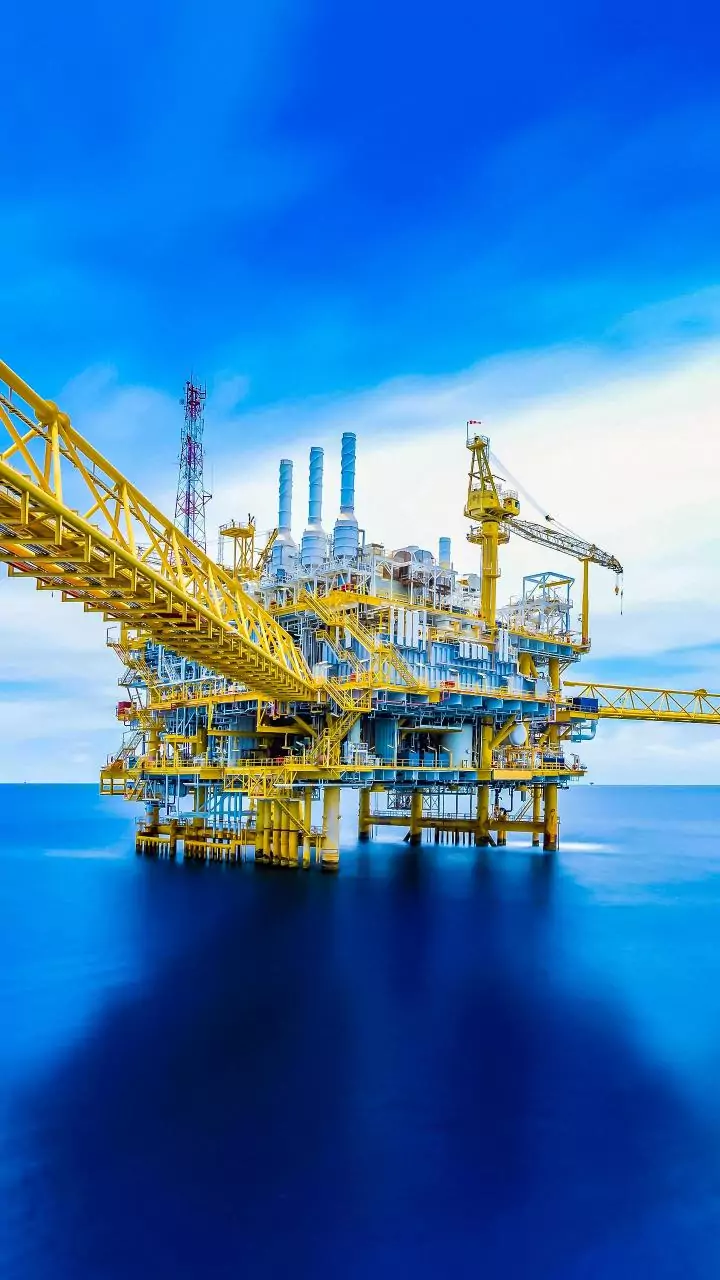 Brent crude rises to $105 amid Strait of Hormuz tensions