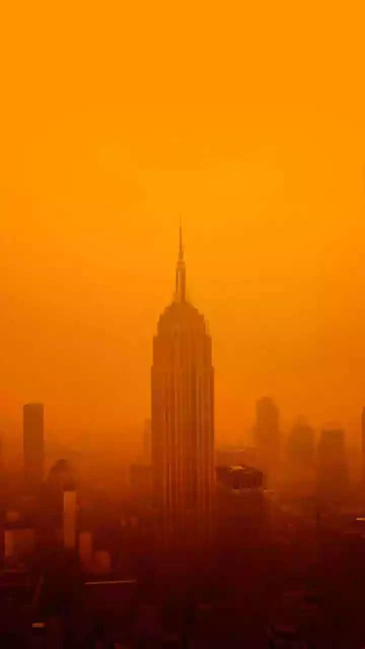 Delhi Wakes Up To Toxic Smog, AQI Remains ‘Very Poor’ As Visibility Drops Across Several Areas