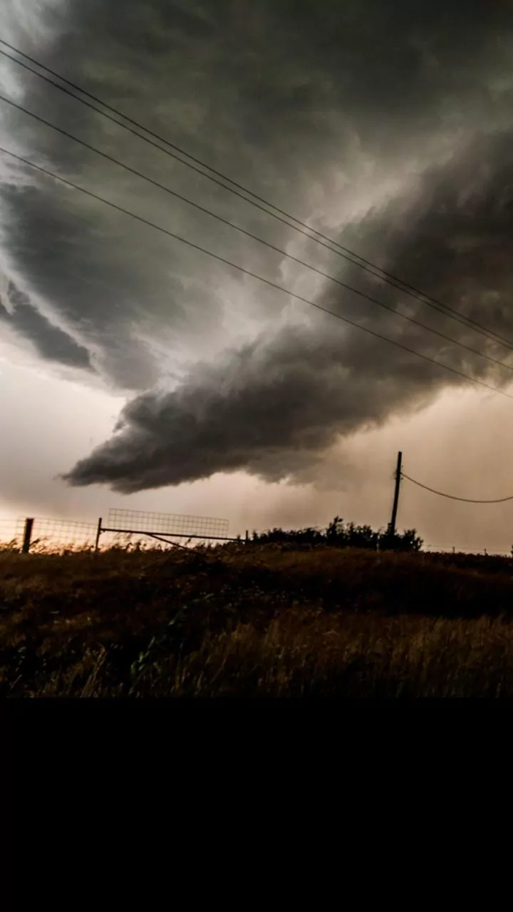 Pre-monsoon sky drama: shelf clouds, dust haze and sudden darkness explained simply