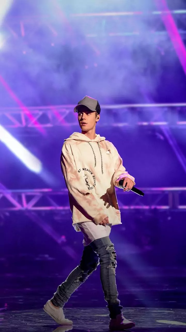 Justin Bieber performs in just boxers at Grammys 2026