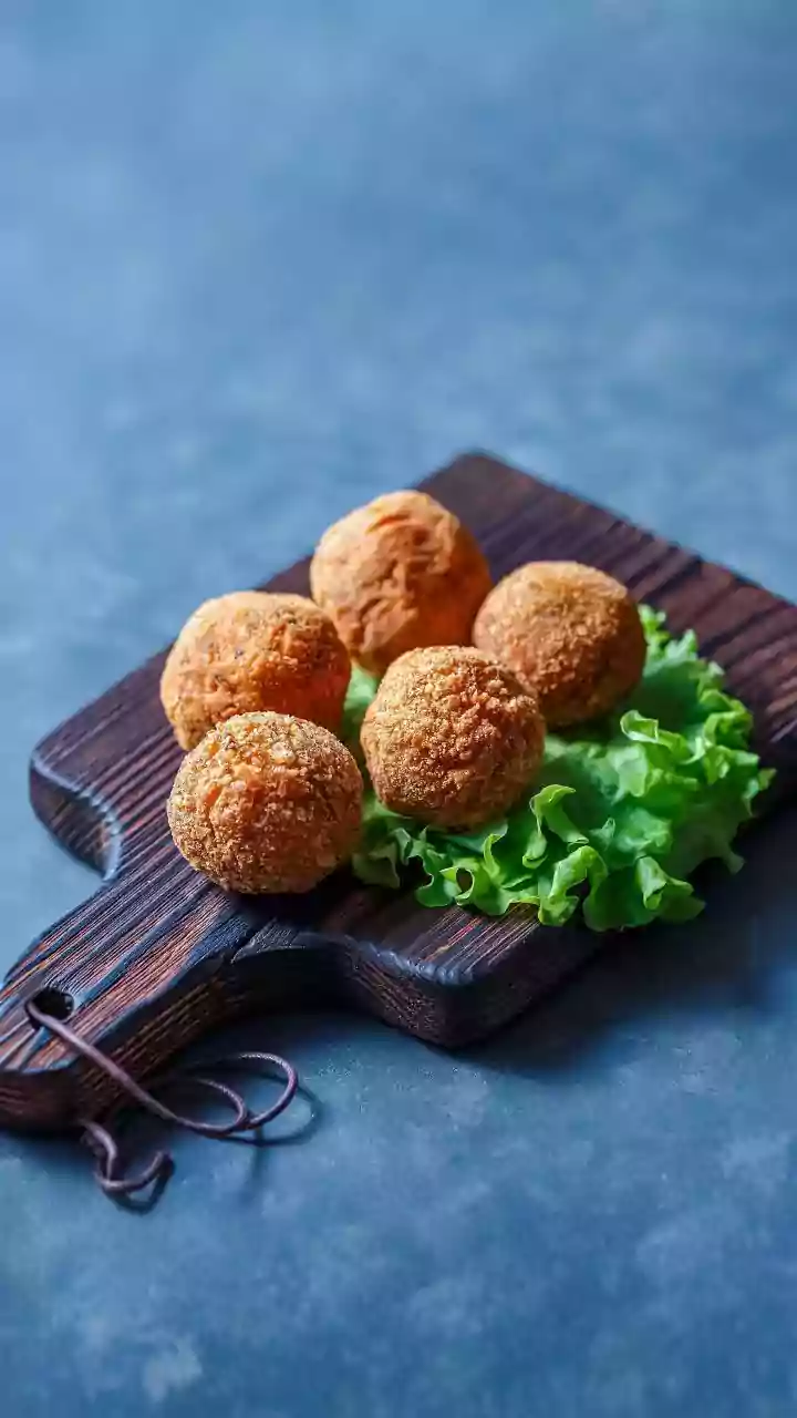 Bolinho de palmito vegano que fica crocante por fora e incrivelmente macio por dentro