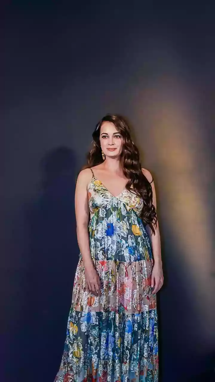Loose Waves Can Carry Floral Accents Without Becoming A Full Updo: What The Evidence Supports